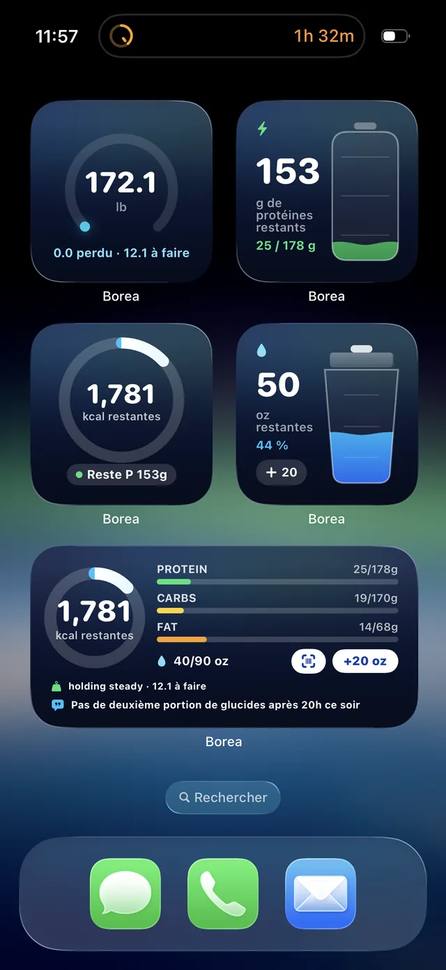 Un écran d&rsquo;accueil d&rsquo;iPhone avec les widgets aurore de Borea&nbsp;: l&rsquo;anneau de calories, une pile de protéines et une bouteille d&rsquo;eau qui se remplit.